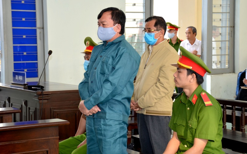 Hai bị cáo tại phiên Tòa phúc thẩm xét xử vụ án “Vi phạm các quy định về quản lý đất đai” tại TP Phan Thiết.