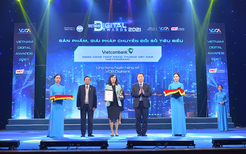 Bà Nguyễn Thị Thu Hằng, Trưởng phòng Phát triển Kênh số và Đối tác đại diện Vietcombank nhận giải thưởng Sản phẩm, giải pháp chuyển đổi số tiêu biểu dành cho Ứng dụng Ngân hàng số VCB Digibank.