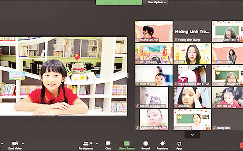 Tiết học Tự nhiên và Xã hội với chủ đề "Ngày hội đọc sách của chúng em" của cô giáo Trần Mỹ Linh và tập thể lớp 2A. Ảnh: HÀ THU