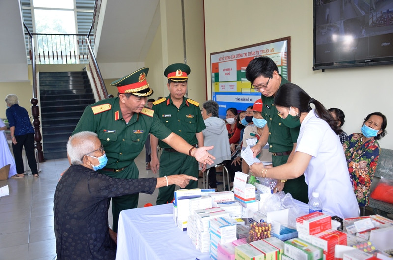 Các bác sĩ Bệnh viện Quân y 4 khám bệnh miễn phí cho người nghèo.