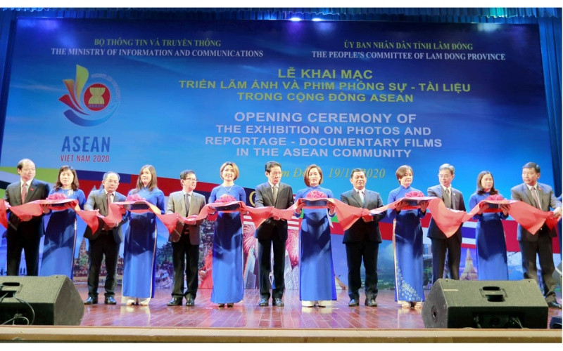 Các đại biểu cắt băng khai mạc triển lãm.