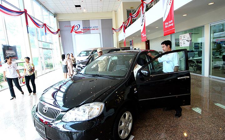 Khách hàng xem xe ô-tô tại một cửa hàng ở Hà Nội. Ảnh: HÀ THU