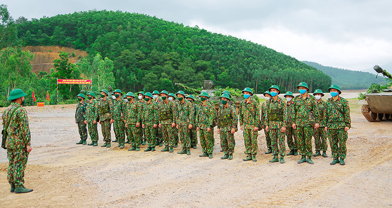 Cán bộ, chiến sĩ Tiểu đoàn 1, Lữ đoàn Tăng - Thiết giáp 405 (Quân khu 3) nghe phổ biến quy tắc an toàn trước khi bước vào luyện tập.