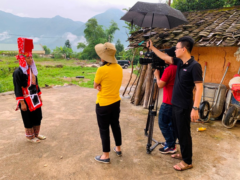 Phóng viên VTV5 tác nghiệp tại hiện trường.