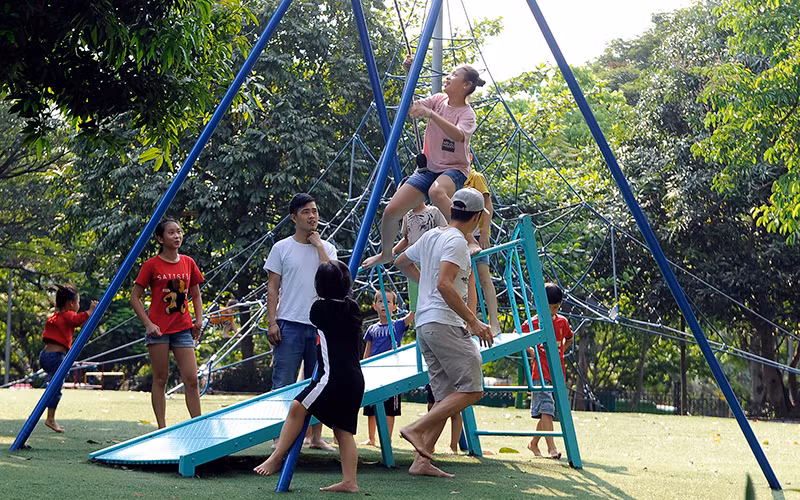 Học sinh chơi trò chơi vận động tại công viên Nghĩa Ðô (Hà Nội).