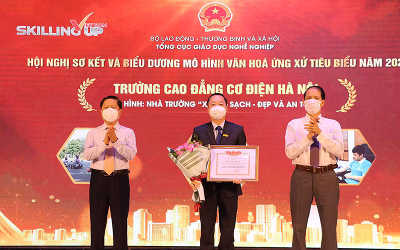 Trao bằng khen cho cơ sở giáo dục nghề nghiệp có mô hình văn hóa ứng xử tiêu biểu (Ảnh: GDVT).
