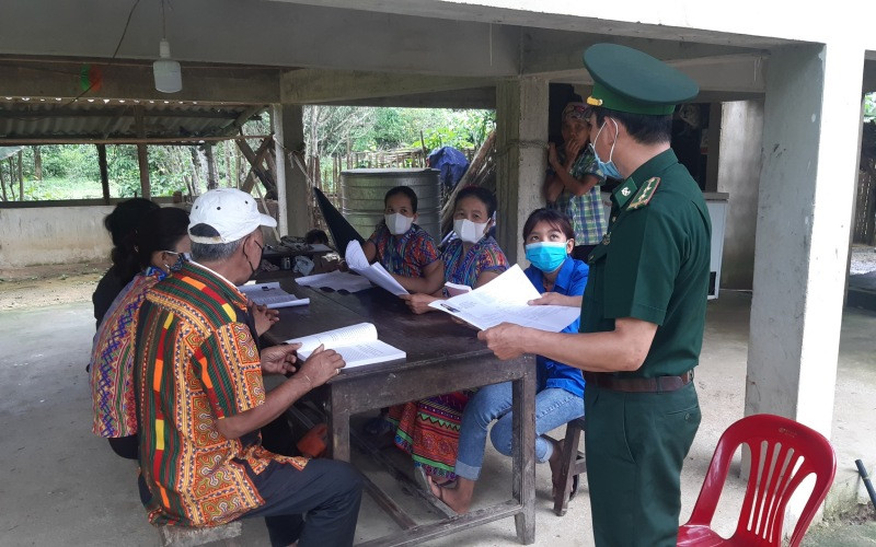 Bộ đội Biên phòng Hà Tĩnh phối hợp các tổ chức đoàn thể tuyên truyền về ngày bầu cử tại bản Rào Tre, xã Hương Liên (Hương Khê).