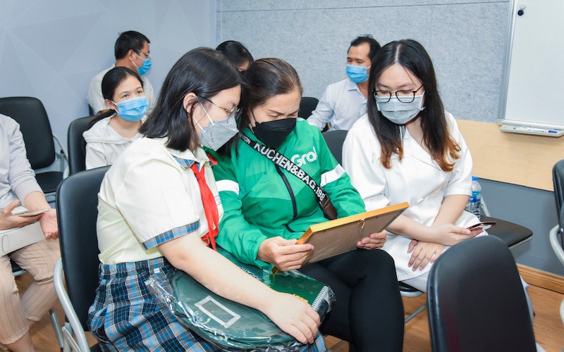  Đối tác tài xế Grab và con em tại buổi sự kiện trao học bổng ngày 6/3.