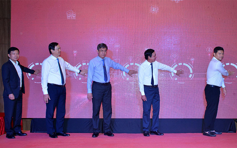 Đại diện lãnh đạo Tổng cục Du lịch Việt Nam cùng lãnh đạo UBND tỉnh Bình Thuận, ngành du lịch và Hiệp hội du lịch tỉnh bấm nút công bố Sàn Thương mại du lịch Bình Thuận.