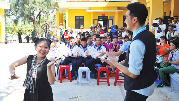 Các nghệ sĩ trẻ tham gia các chuyến lưu diễn phục vụ chiến sĩ trên quần đảo Trường Sa. Ảnh: HẢI NAM