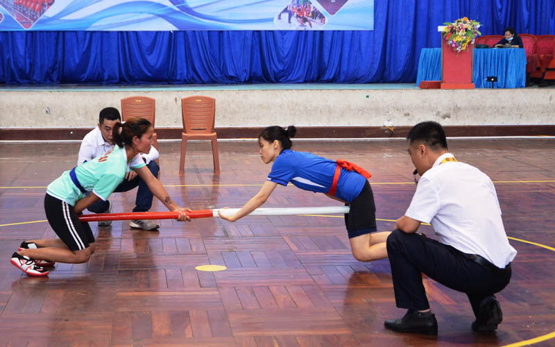 Các vận động viên thi đấu nội dung đẩy gậy. 