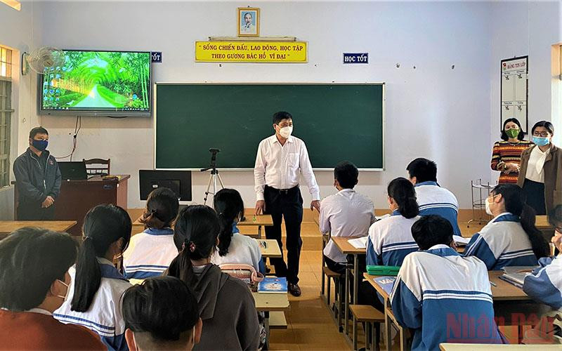Lãnh đạo Sở Giáo dục và Đào tạo tỉnh Đắk Lắk kiểm tra việc thực hiện các biện pháp phòng, chống dịch khi học sinh đến trường học trực tiếp.