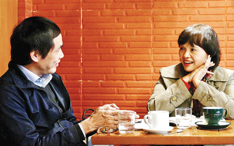 Nhà thơ Trần Kim Hoa (phải) trò chuyện với nhà thơ Hữu Việt. Ảnh | Nguyễn Đình Toán