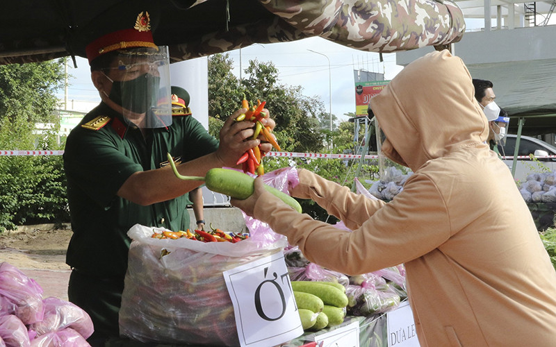 Đại tá Trần Văn Trai trao qua cho người dân nghèo khu vực biên giới, thị xã Kiến Tường, Long An.