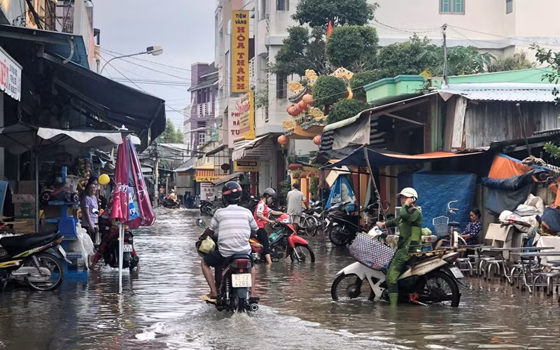 Các tuyến đường nội đô thị trấn Mỹ Xuyên bị ngập do triều cường.