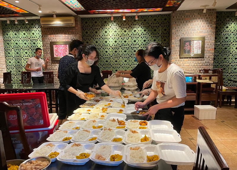 Nhóm Thần tốc Hà Nội và các nghệ sĩ, hoa hậu chuẩn bị hàng trăm suất ăn miễn phí mối tối cho những người khó khăn, cơ nhỡ.