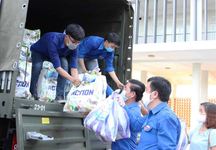 Chuyển các suất quà lên xe.