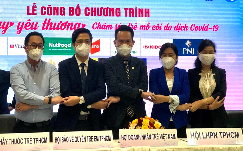 Ký kết thực hiện Chương trình “Vòng tay yêu thương”.