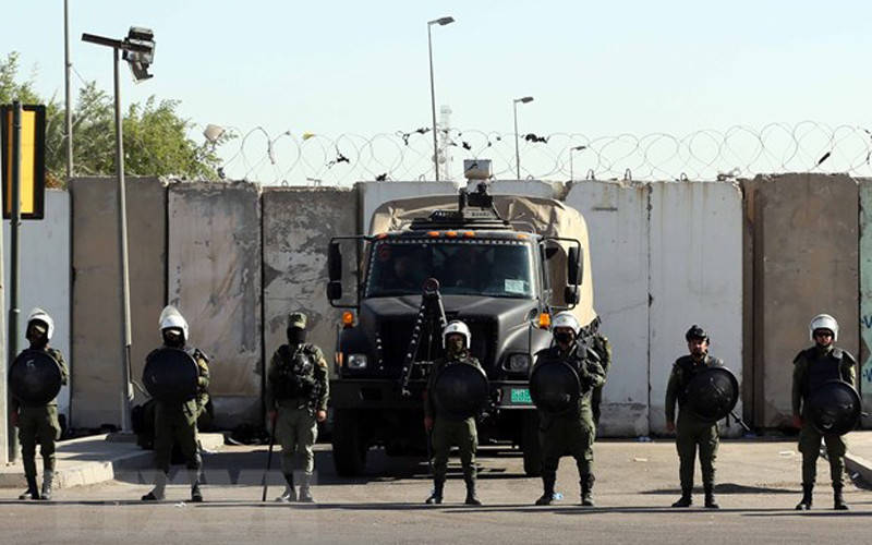 Binh sỹ Iraq gác tại khu vực Vùng Xanh ở Baghdad, sau vụ ám sát bất thành nhằm vào Thủ tướng Iraq Mustafa al-Kadhimi, ngày 7/11. (Ảnh: THX/TTXVN)