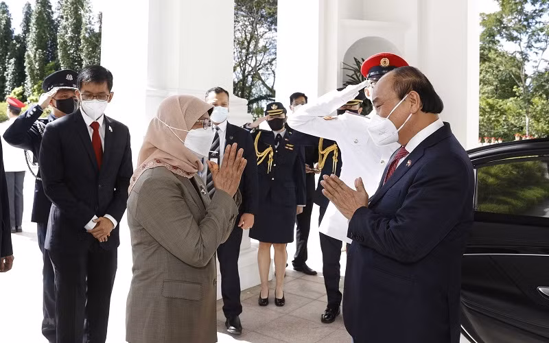 Tổng thống Cộng hòa Singapore Halimah Yacob đón Chủ tịch nước Nguyễn Xuân Phúc thăm cấp Nhà nước tới Singapore. (Ảnh: TTXVN)