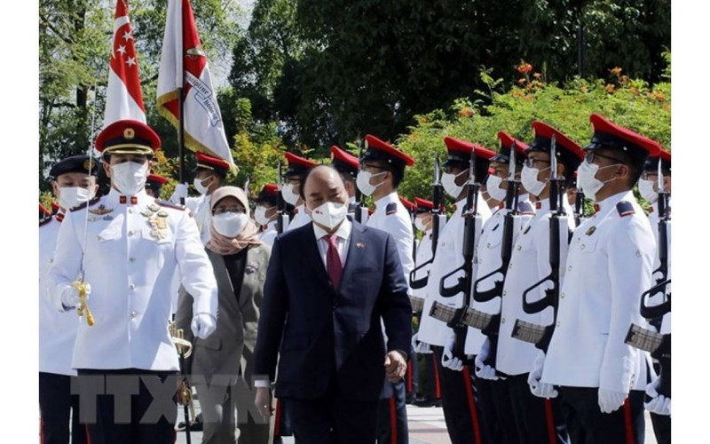  Sáng 25/2, Tổng thống Cộng hòa Singapore Halimah Yacob chủ trì lễ đón trọng thể Chủ tịch nước Nguyễn Xuân Phúc cùng phu nhân và Đoàn đại biểu cấp cao Việt Nam thăm cấp Nhà nước tới Singapore. (Ảnh: TTXVN)