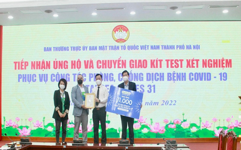 Mặt trận Tổ quốc thành phố Hà Nội tiếp nhận và chuyển giao 11 nghìn kít xét nghiệm từ Công ty Dược phẩm Pharmacity.