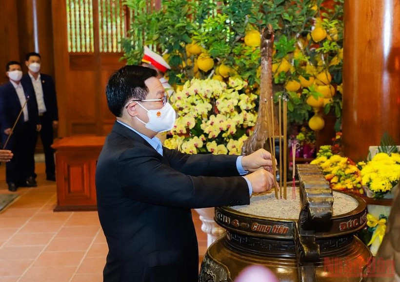 Chủ tịch Quốc hội Vương Đình Huệ dâng hương tưởng niệm Chủ tịch Hồ Chí Minh. (Ảnh: PHẠM BẰNG)
