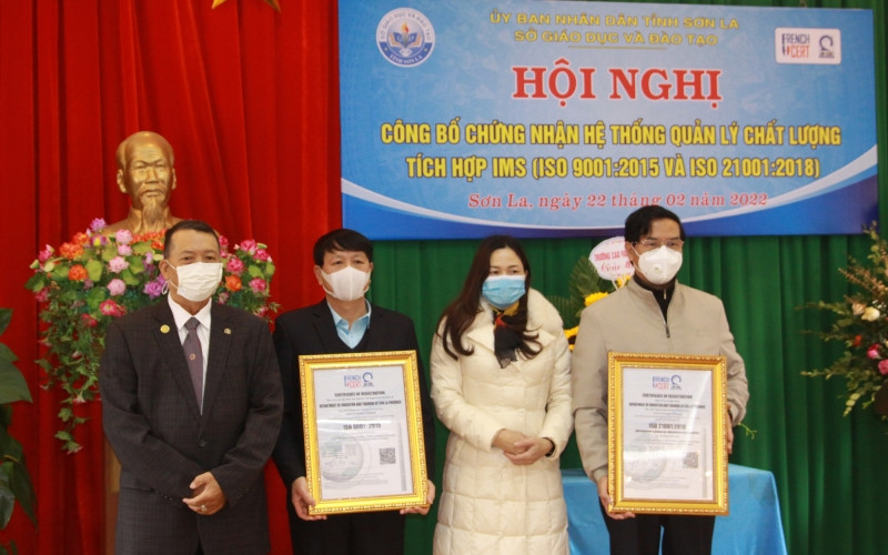 Sở Giáo dục và Đào tạo tỉnh Sơn La đón nhận chứng nhận Hệ thống quản lý chất lượng tích hợp IMS.