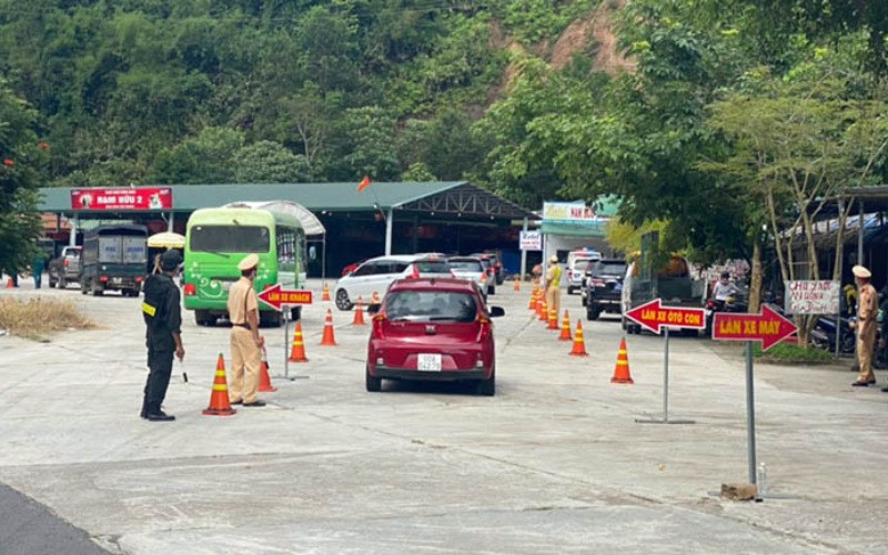 Lực lượng chức năng hướng dẫn phương tiện khai báo y tế tại chốt phòng, chống dịch trên quốc lộ 20, địa bàn huyện Đạ Huoai, tỉnh Lâm Đồng.