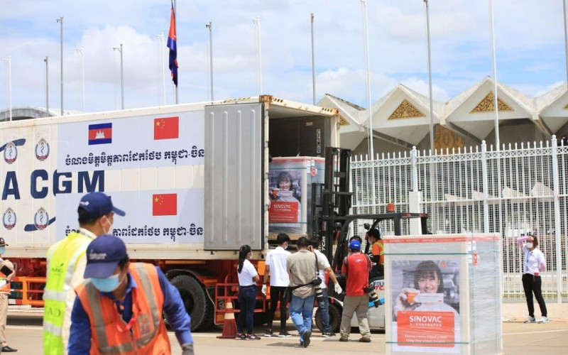 Tiếp nhận Vaccine phòng Covid-19 tại sân bay quốc tế Phnom Penh. ((Ảnh: Fresh News)