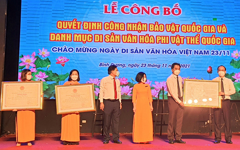 Lãnh đạo tỉnh Bình Dương trao Quyết định công nhận Bảo vật quốc gia và Di sản văn hóa phi vật thể quốc gia cho lãnh đạo Sở Văn hóa, Thể thao và Du lịch tỉnh.