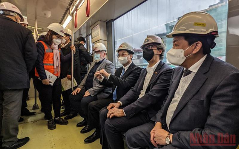 Phó Chủ tịch điều hành Ủy ban châu Âu Frans Timmermans cùng Chủ tịch Hà Nội đi thử tàu điện trên cao Nhổn-Ga Hà Nội. (Ảnh: Phú Khánh)