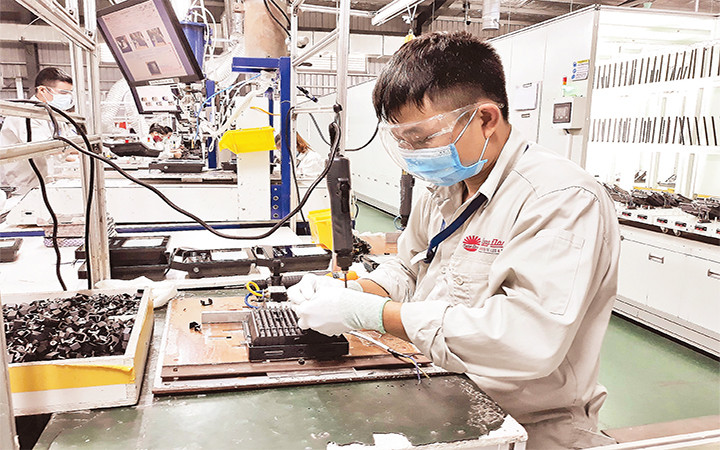 Sản xuất tại Công ty cổ phần Bóng đèn Phích nước Rạng Đông (Ảnh minh họa).