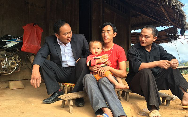 Ông Lý A Phụng, Trưởng ban Công tác mặt trận bản Pơ Mu, xã Mường Đăng, huyện Mường Ảng (Điện Biên) nắm bắt tâm tư, nguyện vọng người dân trong bản.