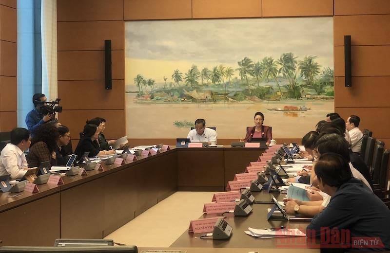 Đại biểu Quốc hội thảo luận ở tổ sáng 2-11. 