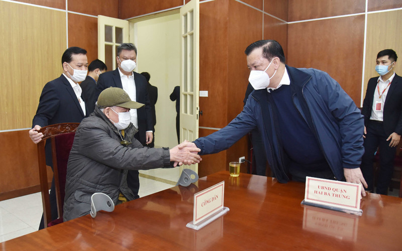 Bí thư Thành ủy Hà Nội Đinh Tiến Dũng trò chuyện với công dân tại buổi làm việc sáng 29/12.