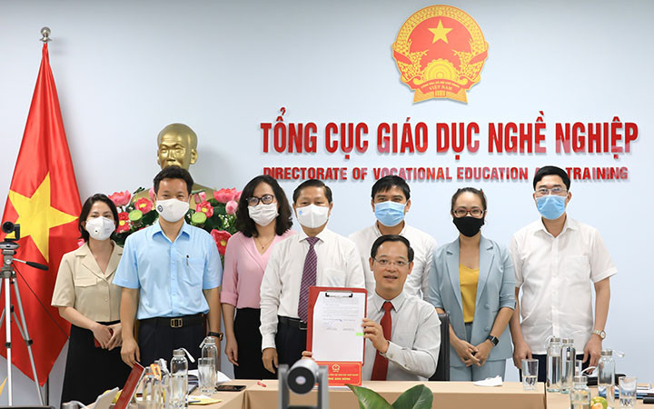 Lễ ký kết diễn ra theo hình thức trực tuyến ở hai đầu cầu Hà Nội và Thành phố Hồ Chí Minh (Ảnh: GDVT).