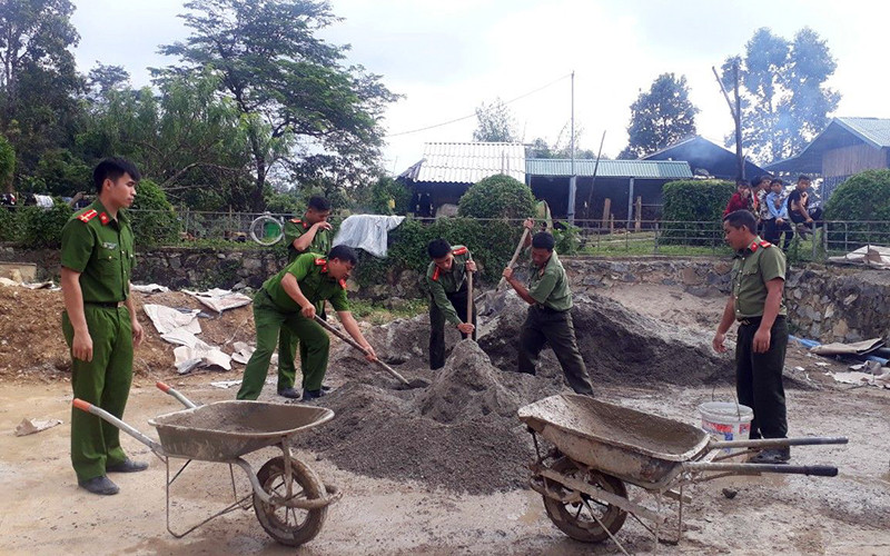 Cán bộ, chiến sĩ Công an xã Trung Thu hỗ trợ thầy, trò Trường PTDT bán trú THCS Trung Thu làm tường bao quanh trường.