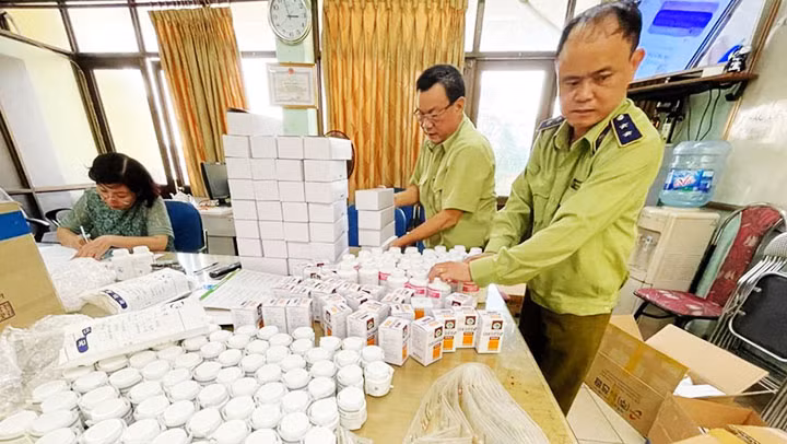 Lô dược phẩm không hóa đơn, chứng từ bị lực lượng chức năng thu giữ ngày 11-3-2021.