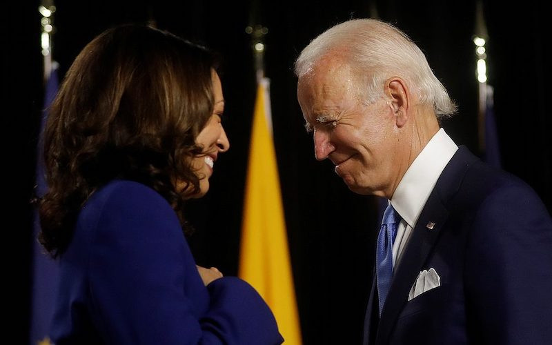 Ứng cử viên Tổng thống Mỹ của đảng Dân chủ Joe Biden (bên phải) và đối tác liên danh tranh cử, Thượng nghị sĩ Kamala Harris. (Ảnh: Reuters)