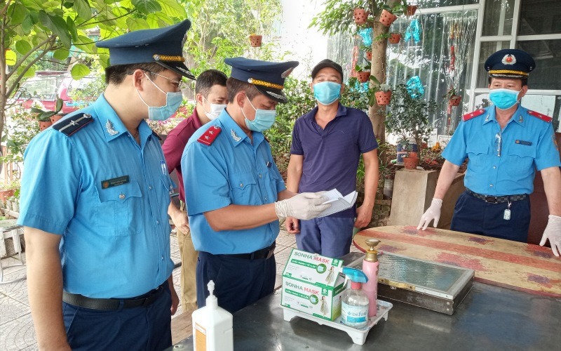 Thanh tra GTVT đường thủy nội địa kiểm tra sổ ghi chép danh sách hành khách và các điều kiện phòng, chống dịch.