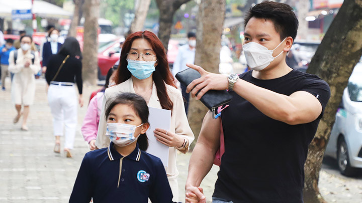 Niềm vui khi đưa con trở lại trường học.