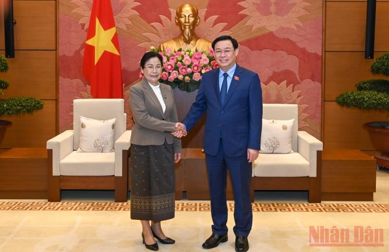 Chủ tịch Quốc hội Vương Đình Huệ và đồng chí Viengthong Siphandone, Chánh án Toà án nhân dân tối cao Lào tại buổi tiếp. (Ảnh Duy Linh)