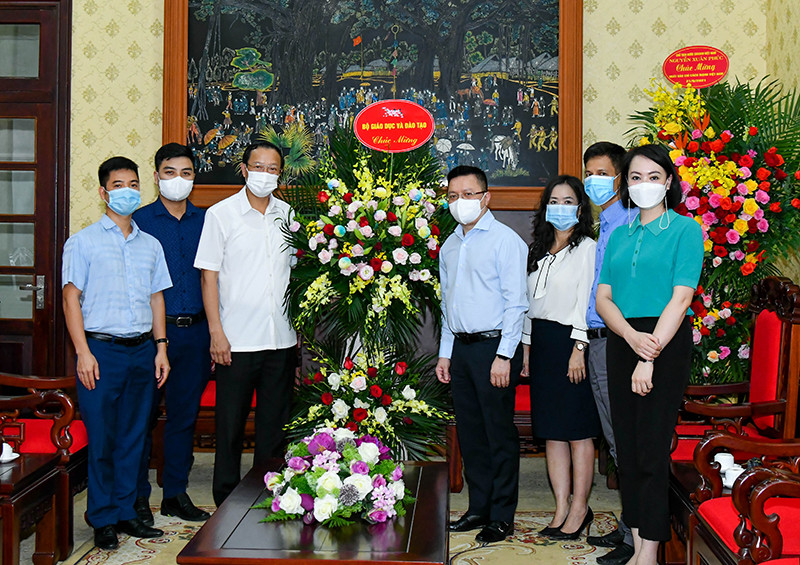 Lãnh đạo Bộ Giáo dục và Đào tạo chúc mừng Báo Nhân Dân nhân dịp 21-6. Ảnh: DUY LINH