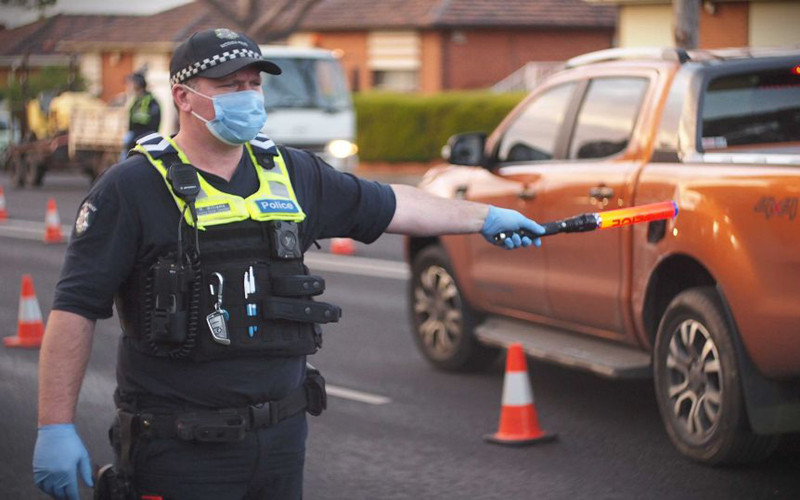 Cảnh sát Australia đeo khẩu trang khi làm nhiệm vụ để ngăn chặn sự lây lan của Covid-19. (Ảnh: ABC)