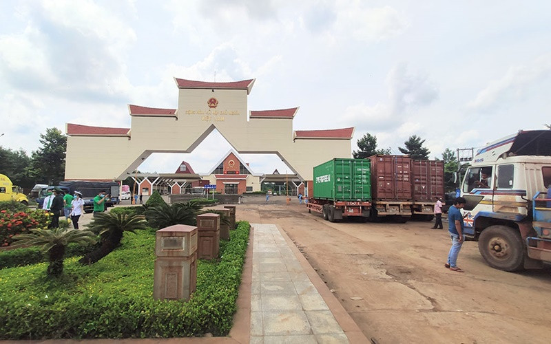 Thông thương hàng hóa qua các cửa khẩu đường bộ giữa Việt Nam và Campuchia vẫn được duy trì trong dịch Covid-19. (Ảnh: Nguyễn Hiệp)
