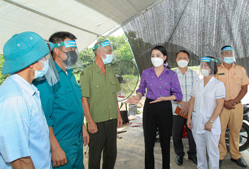 Đồng chí Hoàng Thị Thúy Lan, Bí thư Tỉnh ủy Vĩnh Phúc kiểm tra hoạt động các chốt kiểm soát ra, vào tỉnh. (Ảnh: KHÁNH LINH) 