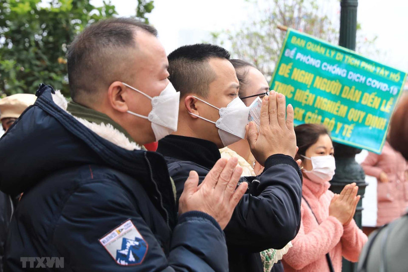 Thành tâm khấn vái cầu phúc, cầu an… cho gia đình trong năm mới. (Ảnh: Hoàng Hiếu/TTXVN)