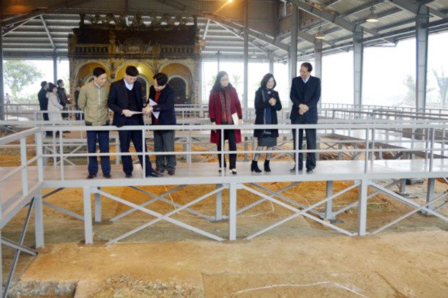 Khách thăm di tích khảo cổ hành cung Lỗ Giang (Thái Bình). Ảnh: NGUYỄN THUẦN