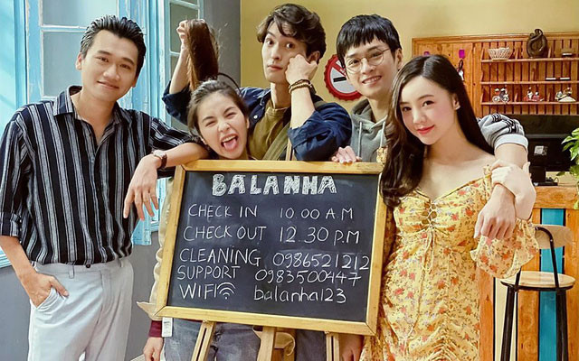 Quỳnh Kool (bìa phải) cùng các diễn viên trong phim "Nhà trọ Balanha".